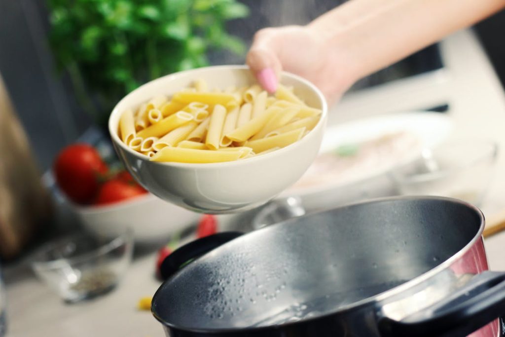 CUÁLES SON LAS FUNCIONES DE UN AYUDANTE DE COCINA? Bajo la